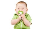 Stomatolog varuje: „Olíznutím dudlíku můžete dětem způsobit zubní kaz.“(Ilustrační foto)