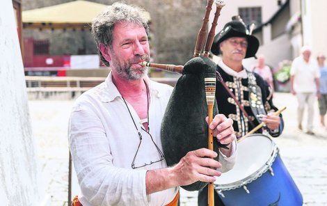 Nizozemec Jeroen de Groot. Při zahájení výstavy si na jeden z nástrojů i zahrál.