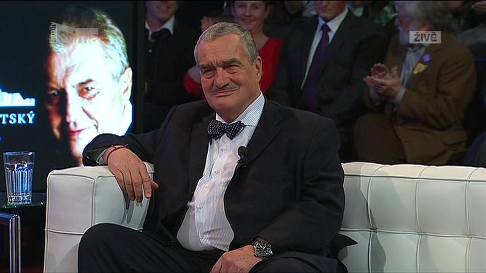 Karel Schwarzenberg zasedl na gauč v pražské Rock Opeře