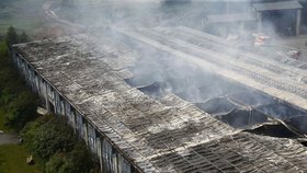 Policie po požáru ubytovny v Düsseldorfu podle médií vyšetřuje šest běženců. Někteří hasiči předběžně vylučují útok zvenčí. Zraněno bylo 30 lidí.