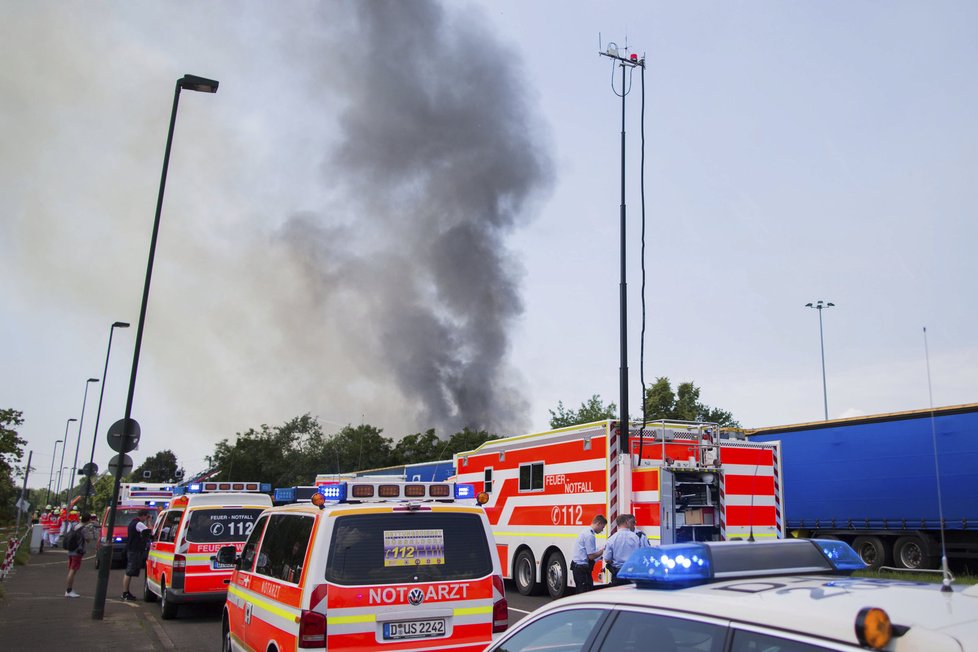 Policie po požáru ubytovny v Düsseldorfu podle médií vyšetřuje šest běženců. Někteří hasiči předběžně vylučují útok zvenčí. Zraněno bylo 30 lidí.