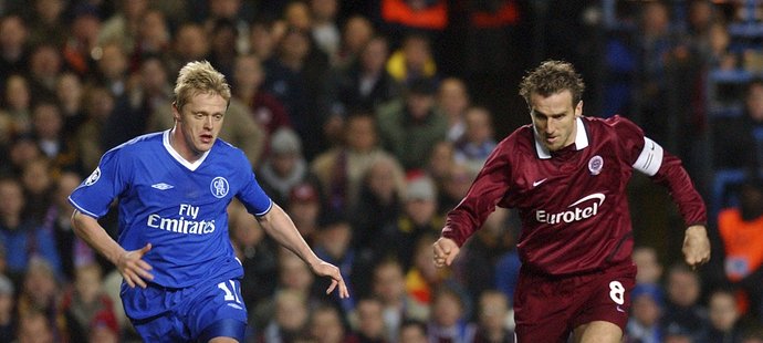 Damien Duff z Chelsea a Karel Poborský v roce 2003 během utkání Ligy mistrů s pražskou Spartou.