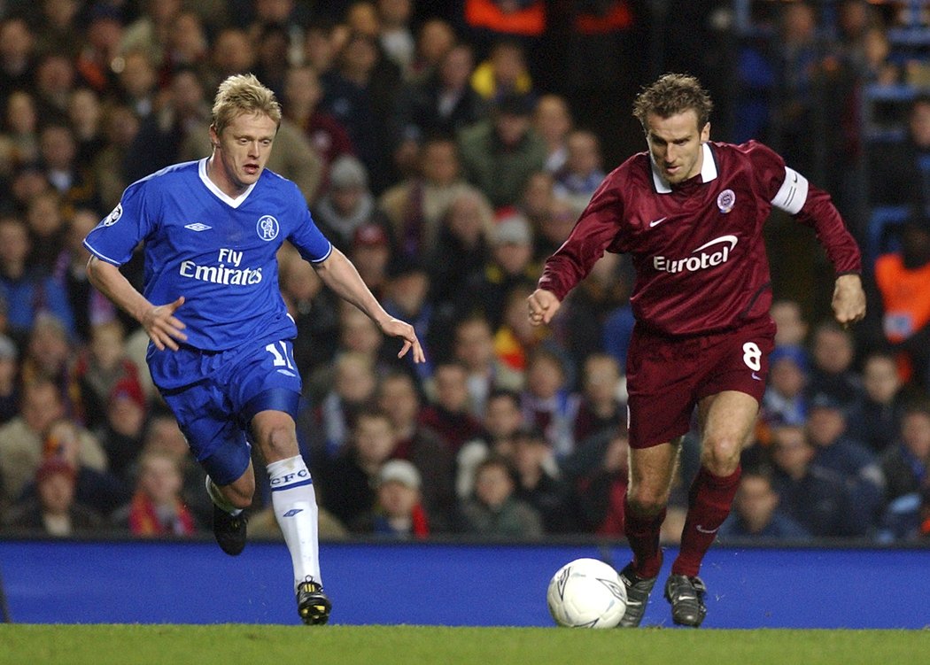 Damien Duff z Chelsea a Karel Poborský v roce 2003 během utkání Ligy mistrů s pražskou Spartou.