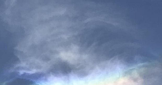 Obloha nad Karvinou hrála pár minut všemi barvami. Šlo o takzvaný halový úkaz, neboli odborně řečeno cirkumzenitální oblouk.