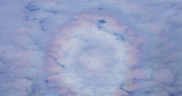 Pokud se na duhu díváme z letadla, spatříme ji někdy jako celý uzavřený kruh. Klasickou duhu můžeme také pozorovat v kapkách rosy nebo ve stříkajících fontánách.