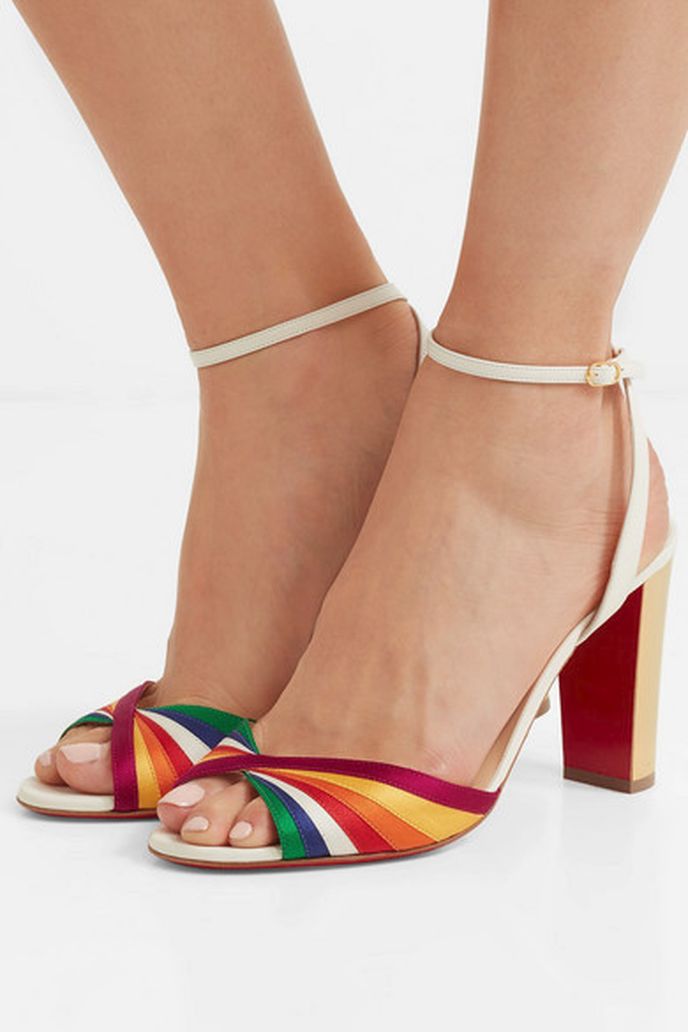 Střevíce, Christian Louboutin, 595 eur, prodává Net-a-porter.com