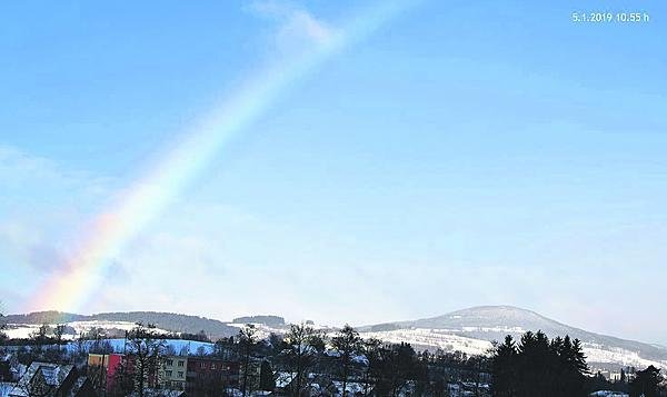 Podle pozorovatele Zdeňka Horáka z Vrchlabí duha vydržela na obloze minimálně hodinu.