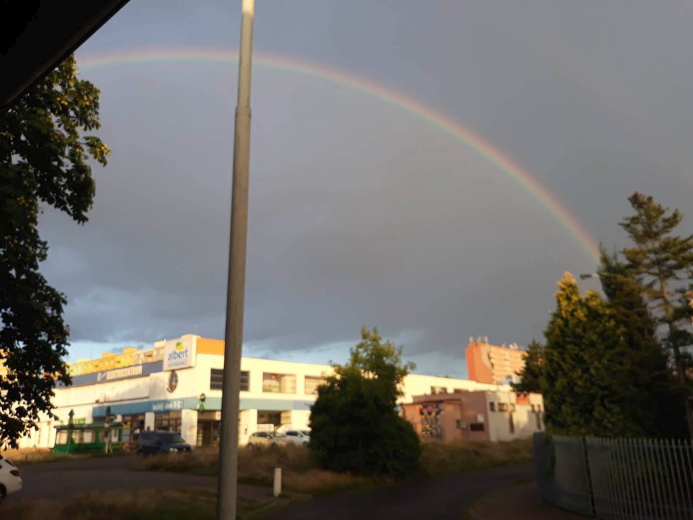 Duha nad pražských Kačerovem. (14. 8. 2019)