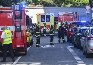 V garáži v Duhové ulici přimáčkl vůz muže. Bylo zapotřebí jej převézt do nemocnice. (4. září 2023)