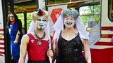 Sestry s podprsenkami na hlavách v tramvaji: Upozornily na šíření HIV 