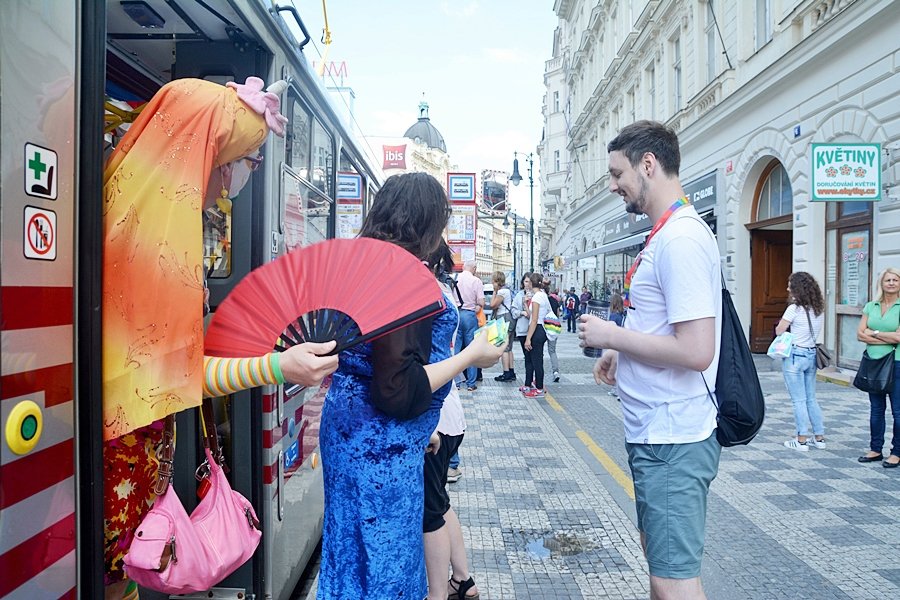 Prahou projela duhová tramvaj.