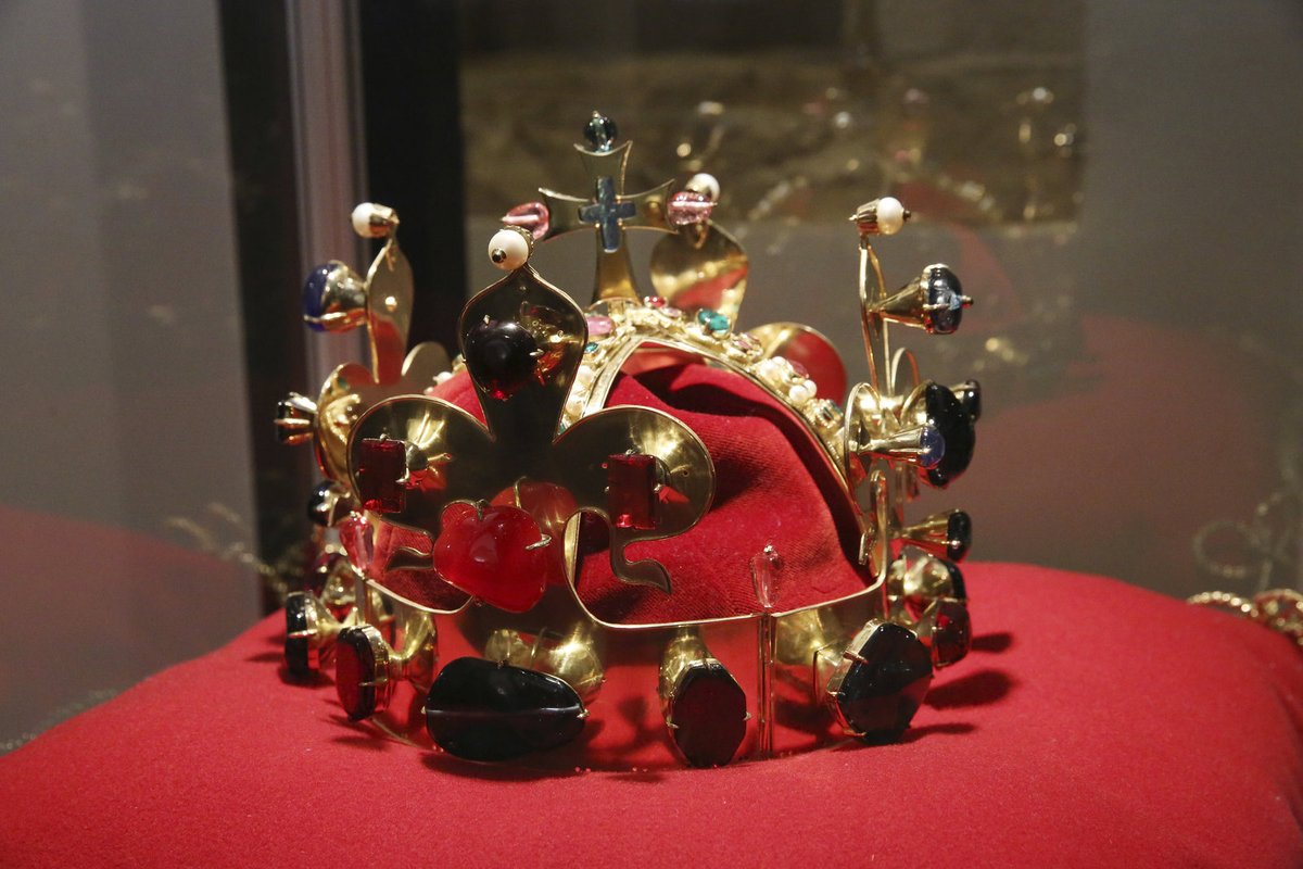 K vidění je i svatováclavská koruna. Její repliku vytvořil šperkař a zlatník Jiří Urban z Turnova.