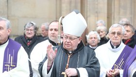 Zemřel kardinál Dominik Duka (†82).