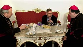 Prezident Václav Havel se 11. 4. 2001 v budově královéhradeckého biskupství setkal s emeritním arcibiskupem Karlem Otčenáškem (vlevo) a diecézním biskupem Dominikem Dukou (vpravo)