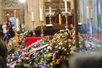 PŘÍMÝ PŘENOS pohřbu Duky: Do sv. Víta dorazili Pavel, Zemanovi, Klausovi i Babiš