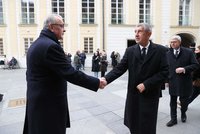 Zeman došel na pohřeb Duky po svých, Pavel bez Evy. Babiš si podal ruku s Kalouskem