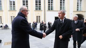 Pohřeb kardinála Dominika Duky: Andrej Babiš a Miroslav Kalousek si po příchodu podávají ruce (15. 11. 2025)