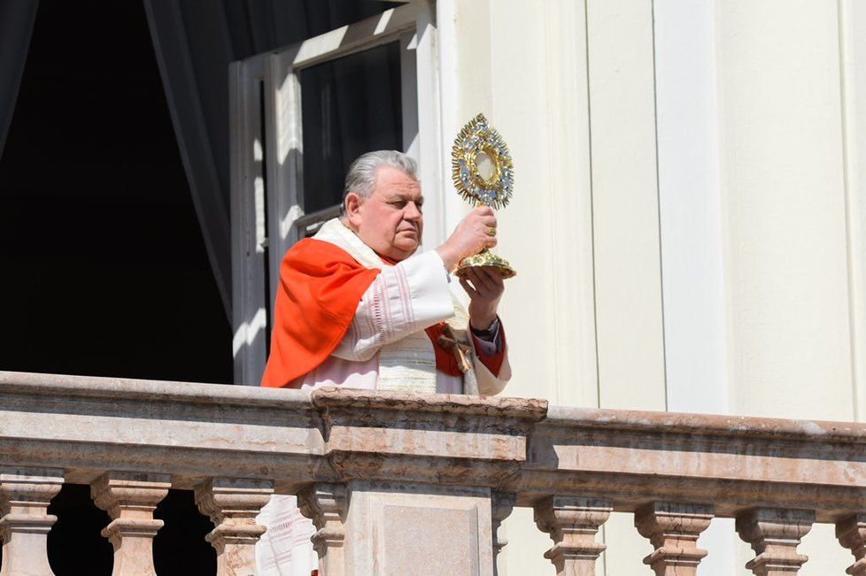 Česku a Praze požehnal kardinál Dominik Duka. (5. 4. 2020)
