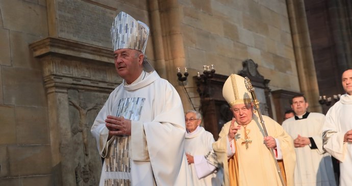 ŽIVĚ: Duka po 12 letech skončil v čele pražského arcibiskupství. Žezlo převzal Graubner