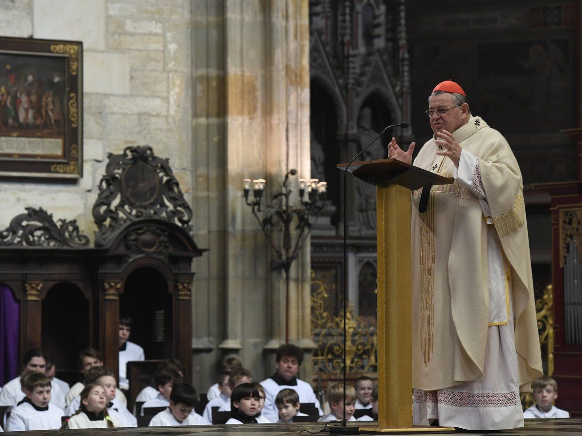 V pražské katedrále sv. Víta sloužil 15. dubna kardinál Dominik Duka (na snímku) velikonoční vigilii. Křesťané mší oslavují noc, při níž Ježíš Kristus vstal z mrtvých. Mše začíná po západu slunce a bývají při ní křtěni dospělí lidé