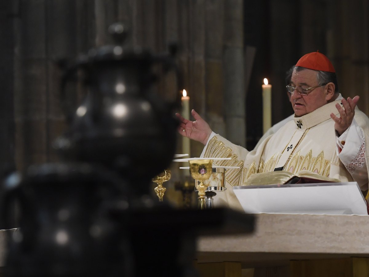 V pražské katedrále sv. Víta sloužil 15. dubna kardinál Dominik Duka (na snímku) velikonoční vigilii. Křesťané mší oslavují noc, při níž Ježíš Kristus vstal z mrtvých. Mše začíná po západu slunce a bývají při ní křtěni dospělí lidé