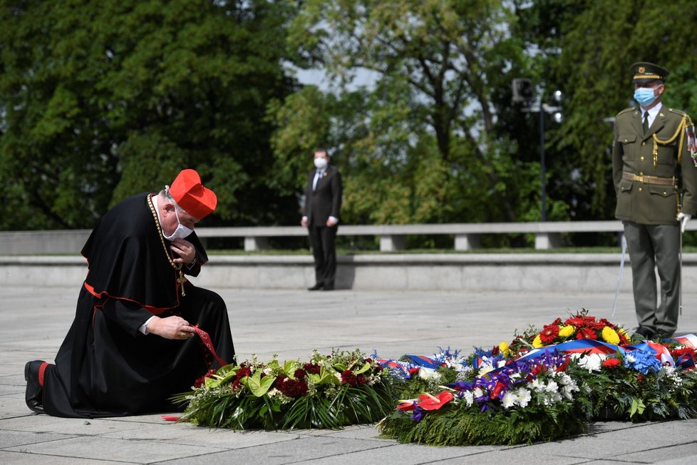 Arcibiskup pražský Dominik Duka položil věnec u hrobu Neznámého vojína na pražském Vítkově při pietním aktu u příležitosti 75. výročí ukončení druhé světové války (8. 5. 2020).