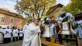 Kardinál Duka požehnal novým zvonům v kostele na Karlově. Ty předchozí zabavili nacisté