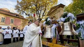 Kardinál Duka požehnal třem novým zvonům v kostele na Karlově.