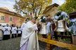 Kardinál Duka požehnal třem novým zvonům v kostele na Karlově