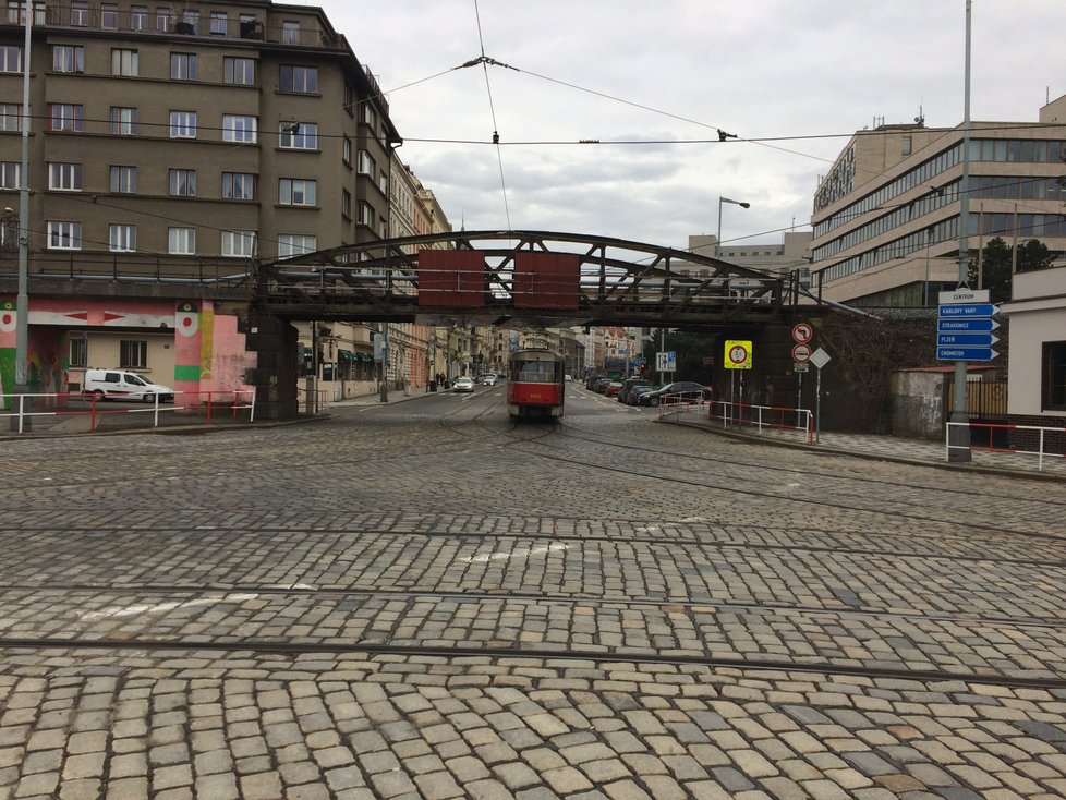 Nový systém hlídá v Holešovicích výšku projíždějících vozů u mostní konstrukce nedaleko Výstaviště Praha.