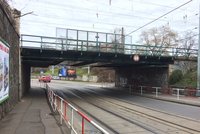 Komplikace v Holešovicích: Náklaďák strhl trakční vedení, tramvaje částečně nejezdí