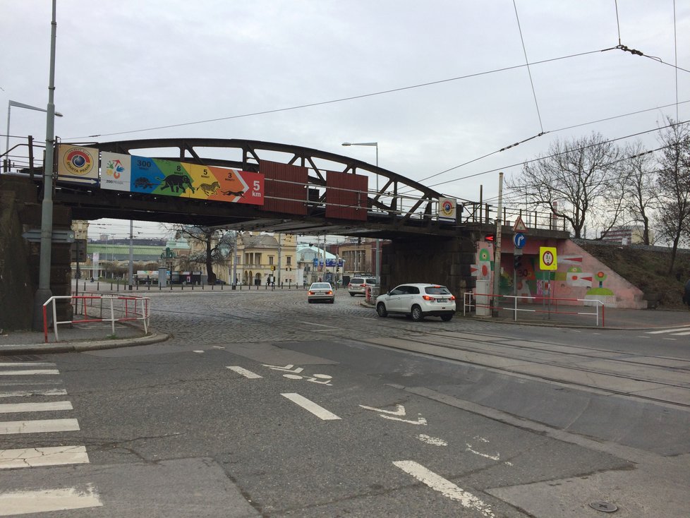 Nový systém hlídá v Holešovicích výšku projíždějících vozů u mostní konstrukce nedaleko Výstaviště Praha.