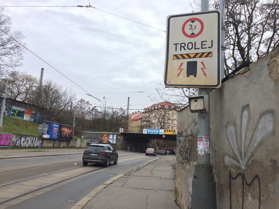 Na druhé straně směrem k Trojskému mostu se nachází další viadukt, kde je výška pro průjezd omezena.