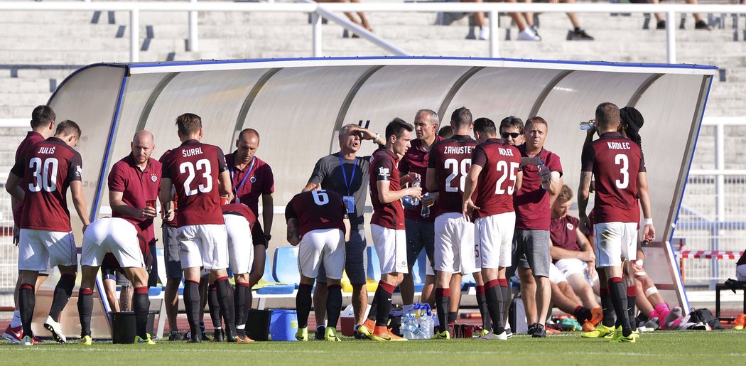 Fotbalistům ve velkém vedru bodla přestávka na pití