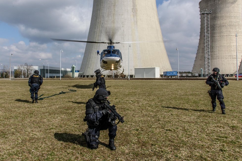 Vysočinu posílilo speciální policejní komando na ochranu jaderné elektrárny Dukovany (2016).