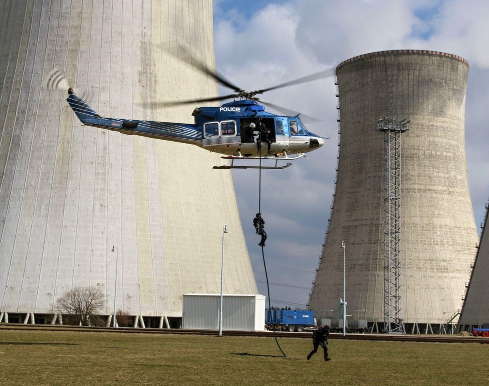 Vysočinu posílilo speciální policejní komando na ochranu jaderné elektrárny Dukovany (2016).