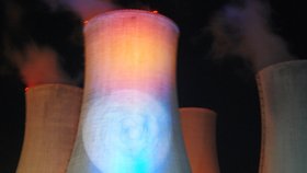 Barevné reflektory vykouzlily na chladící věži dukovanské jaderné elektrárny různé obrazce.