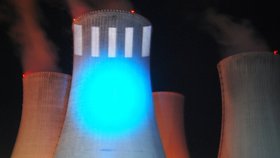 Barevné reflektory vykouzlily na chladící věži dukovanské jaderné elektrárny různé obrazce.