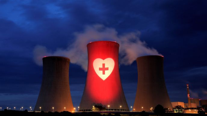 rojekcí srdce s křížem na chladicí věže Jaderné elektrárny Dukovany autoři z iniciativy "Světlem proti viru!" 4. května 2020 poděkovali všem lidem, kteří v nelehké době pomáhají druhým