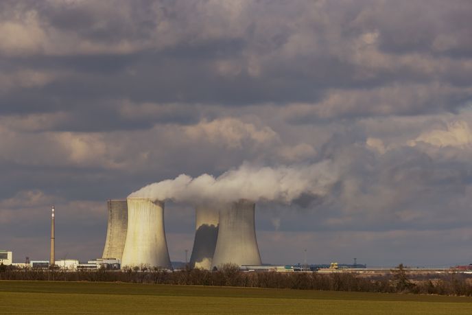 Podle kritiků se česká energetická diskuse příliš soustředí na dostavbu jaderné elektrárny Dukovany.