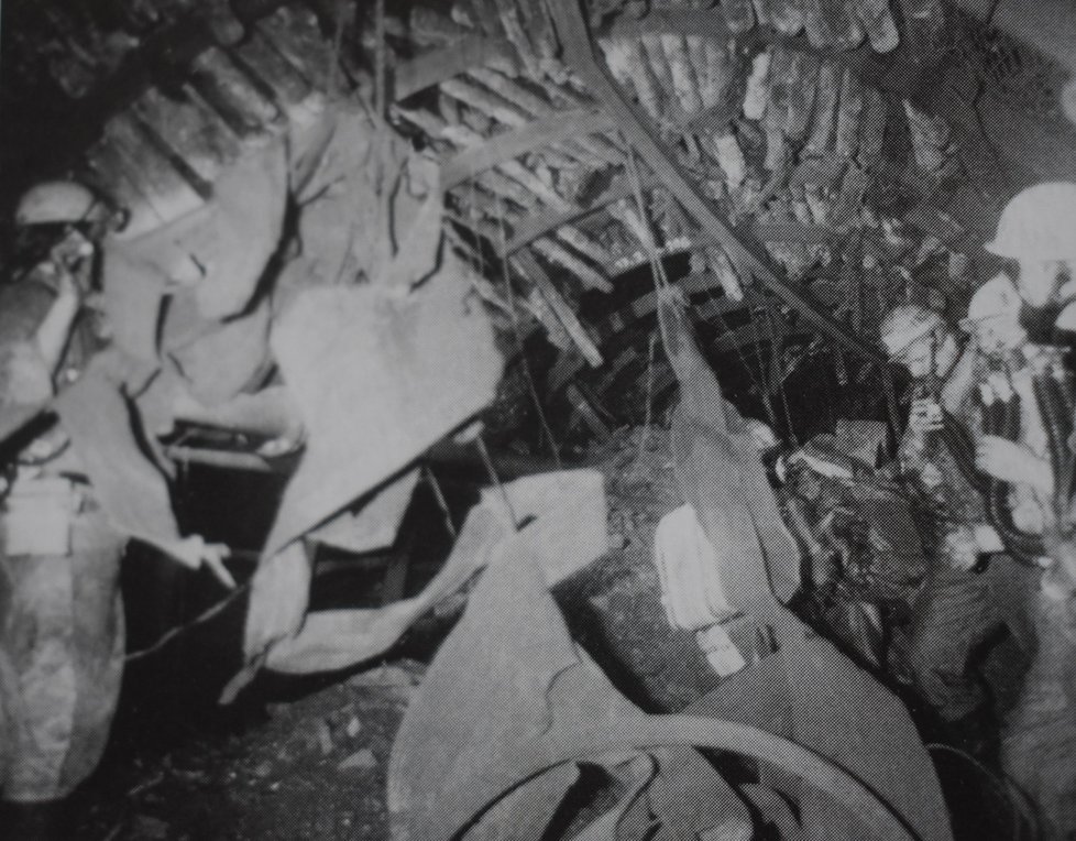 Zkáza po výbuchu v dole Barbora ze dne 18. října 1990.