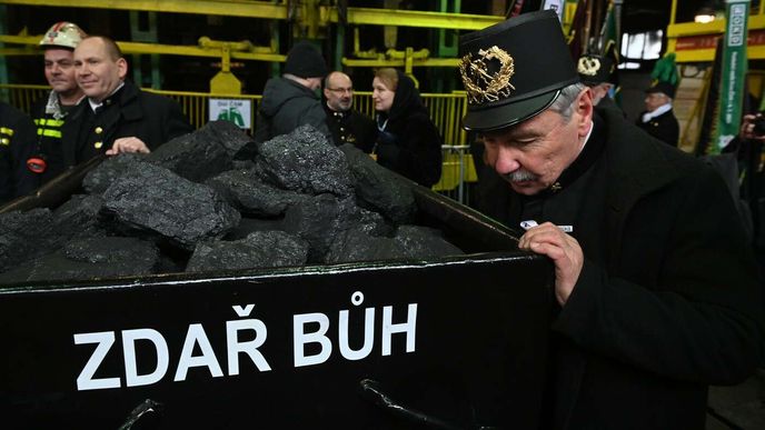 Horníci ve středu z Dolu ČSM ve Stonavě na Karvinsku vyvezli poslední vozík s uhlím. Horníci ve středu z Dolu ČSM ve Stonavě na Karvinsku vyvezli poslední vozík s uhlím.