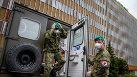 Koronavirus v Dolu Darkov: Armádní zdravotníci přijeli 23. května 2020 na pomoc s plošným testováním zaměstnanců