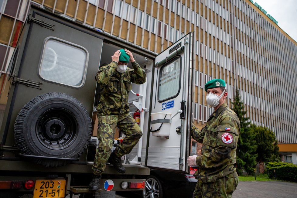 Koronavirus v Dolu Darkov: Armádní zdravotníci přijeli 23. května 2020 na pomoc s plošným testováním zaměstnanců.