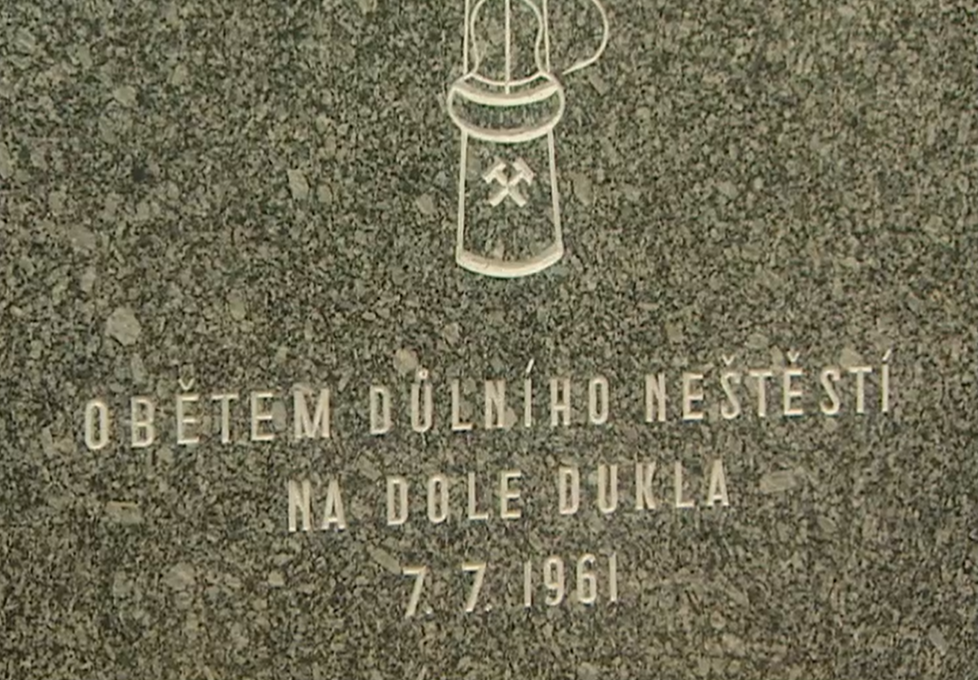 U památníku v Havířově si lidé dodnes připomínají 108 mrtvých.