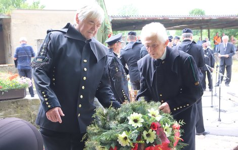 Členové hornických spolků kladou věnce k památníků horníků, kteří zemřeli při tragédii na dole Dukla 9. června 1970. 