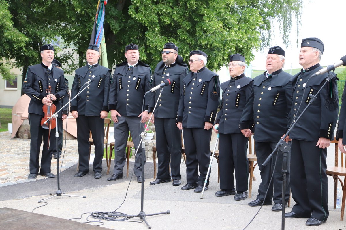 Členové mužského sboru z Dubňan zazpívali hornické písně. 