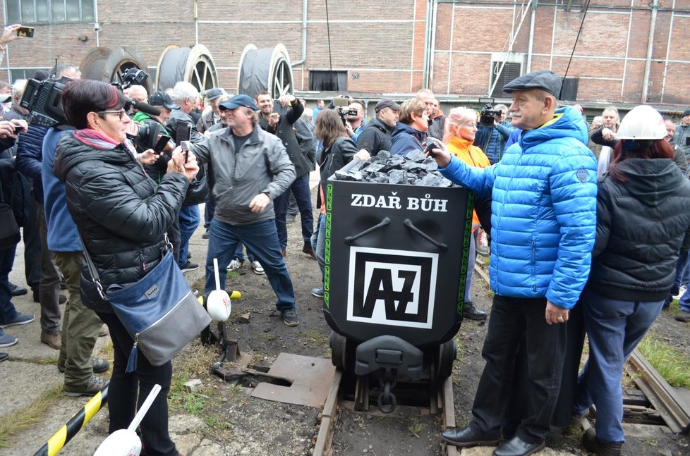 Působivý hornický ceremoniál přilákal horníky i celé jejich rodiny.