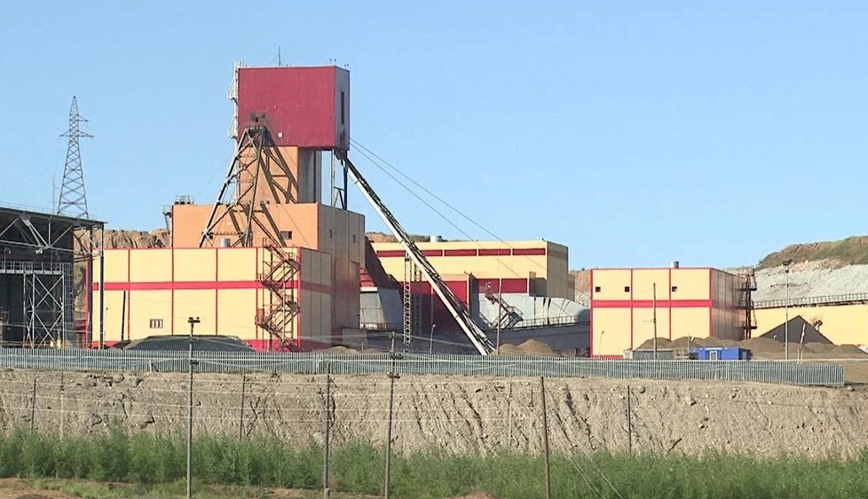 Diamantový důl ruské firmy Alrosa na východě Sibiře zatopila voda. V době havárie bylo v dolu 152 lidí, které se záchranáři snaží evakuovat. Sedmnáct osob se pohřešuje.