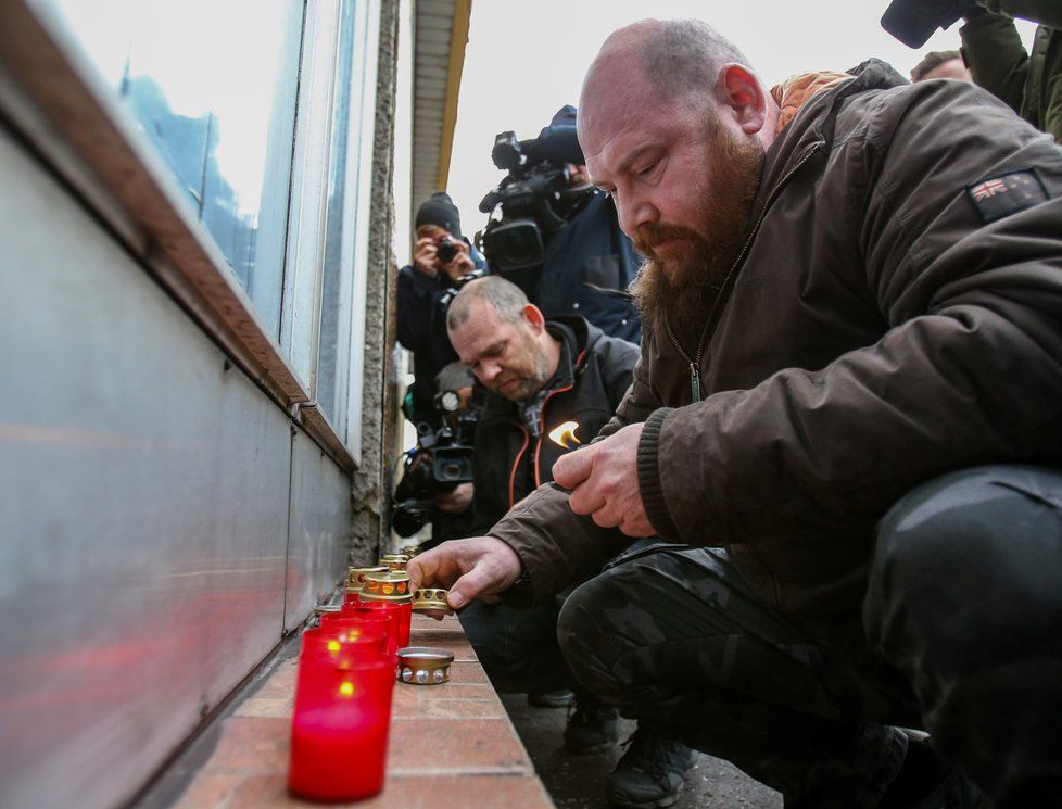 Horníci zapalují svíčky za 13 kolegů, kteří zemřeli ve čtvrtek 20. prosince po výbuchu metanu na dole ČSM ve Stonavě.